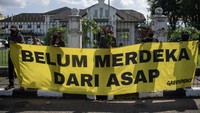 Melalui aksi damai ini, para aktivis mendesak agar pengadilan lebih memperhatikan hak-hak korban serta menegakkan keadilan lingkungan di Indonesia. ANTARA FOTO/Nova Wahyudi
