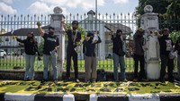 Aktivis yang tergabung dalam Inisiasi Sumatera Selatan Penggugat Asap (ISSPA) menaburkan bunga saat melakukan aksi di Pengadilan Negeri (PN) Palembang kelas 1A Khusus, Sumatera Selatan, Jumat (4/7/2025). ANTARA FOTO/Nova Wahyudi