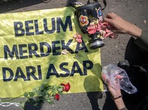Kecewa Gugatan Ditolak, Aktivis Tabur Bunga di Depan Pengadilan Palembang