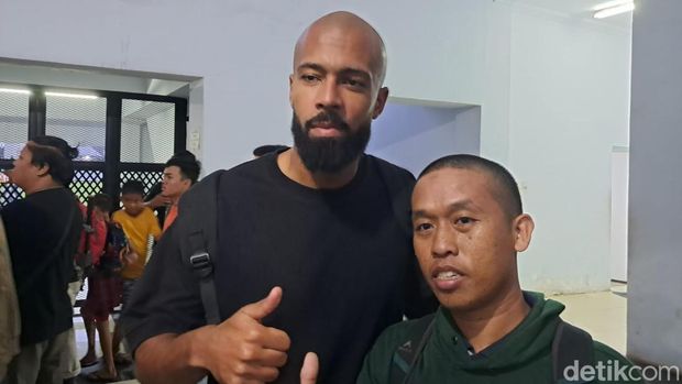 Alex Tanque saat melayani permintaan foto fans di Stadion Kalegowa.