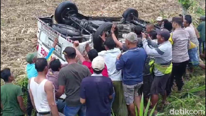 Ambulans bawa jenazah terguling di Jalan Lintas Selatan Lumajang.