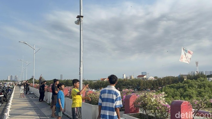Anak-anak memadati Jembatan Suroboyo untuk bermain layang-layang saat libur sekolah.