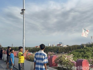 Libur Sekolah Seru! Jembatan Suroboyo Dipadati Anak-anak Main Layangan