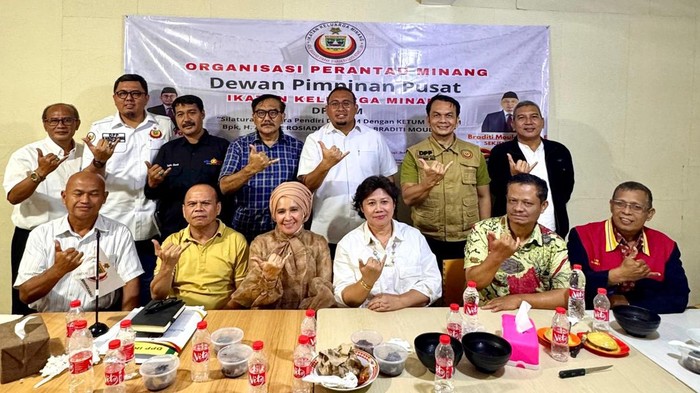 Ketum DPP Ikatan Keluarga Minang (IKM) Andre Rosiade bertemu para tokoh pendiri IKM di Sekretariat DPD IKM Tangerang Selatan (Tangsel), Banten,  Kamis (3/7/2025).