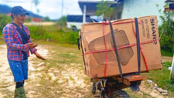 Antusias warga Krayan Timur menyambut aliran listrik dengan memboyong mesin cuci. Foto: Istimewa