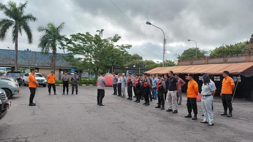 Apel petugas SAR gabungan sebelum pencarian korban KMP Tunu Pratama Jaya. Sebanyak 36 petugas SAR gabungan dari Bali diterjukan dalam pencarian hari kedua, Jumat (4/7/2025). (Dok. Polda Bali)