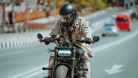 Ariel juga mengatakan perbedaan rasa angin saat naik motor. Anginnya itu yang enak. Anginnya itu kayak kita beda sama naik mobil. Naik mobil tuh kan gak dapat angin, kalau naik motor tuh lebih ya kayak kita pribadi aja di situ gitu. Bersatu sama sekitarnya gitu. Foto: dok. Instagram Ariel NOAH/ fotografer: @24olik
