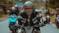 Kalau buat gue pribadi naik motor itu kayak healing. Kalau kita di atas motor itu kan kita ada satu, mesti fokus ya. Kalau lagi fokus tuh biasanya semua masalah pada hilang, gak mikirin lagi masalahnya, kata Ariel NOAH kepada detikcom. Foto: dok. Instagram Ariel NOAH/ fotografer: @24olik