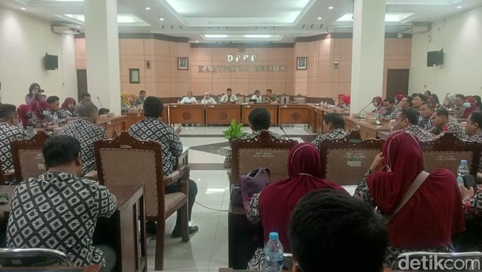 Honorer Dinkes Brebes menggeruduk Kantor DPRD Brebes menuntut diangkat jadi PPPK, Jumat (4/7/2025).