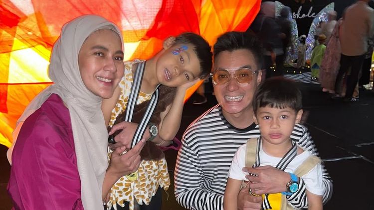 Senyum Paula Verhoeven dan Baim Wong Dampingi Anak Graduation