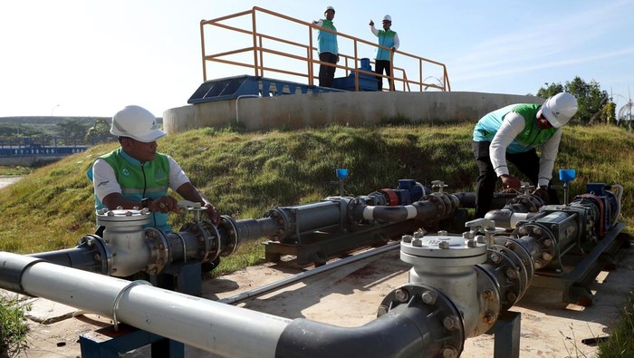 Banda Aceh Punya Sistem Pengolahan Air Limbah Modern Petugas Sistem Pengolahan Air Limbah (SPAL) Tirta Daroy mengontrol pipa saluran Instalasi Pengolahan Air Limbah (IPAL) yang akan dioperasionalkan di Banda Aceh, Aceh, Jumat (4/7/2025). Kementerian Pekerjaan Umum telah membangun Sistem Pengolahan Air Limbah Domestik Terpusat (SPALD-T) di kota Banda Aceh dengan target 5.000 sambungan rumah untuk mengolah air limbah tinja, air limbah dapur dan air limbah mandi menjadi air bersih yang sehat saat dikembalikan ke lingkungan. ANTARA FOTO/Irwansyah Putra/foc.