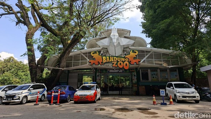 Pintu masuk ke wisata Bandung Zoo.
