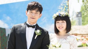 Bang Minah dan On Juwan ternyata cinlok, lo! Pertemuan pertama mereka di drama SBS Beautiful Gong Shim (2016) lalu sempat kerja bareng di musikal The Days (2021). (Foto: dok. SBS)