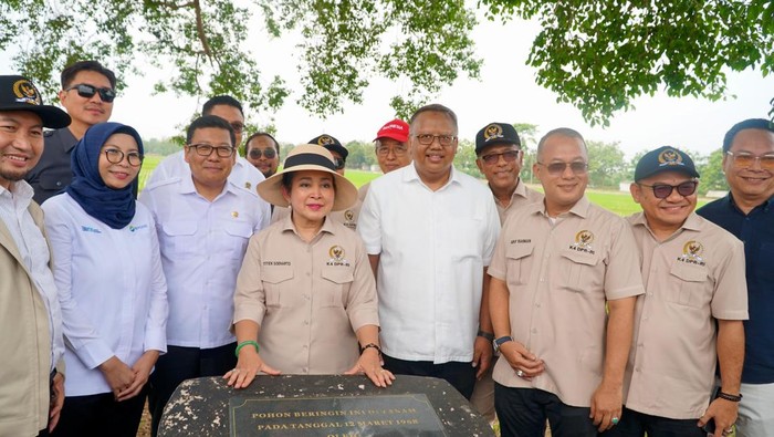 Kepala Badan Pangan Nasional Arief Prasetyo Adi bersama Ketua Komisi IV DPR RI Siti Hediati Soeharto (Titiek Soeharto) dan jajarannya melakukan pengecekan benih unggul sejumlah komoditas. Benih unggul ini diharapkan dapat digunakan untuk mencapai swasembada pangan.