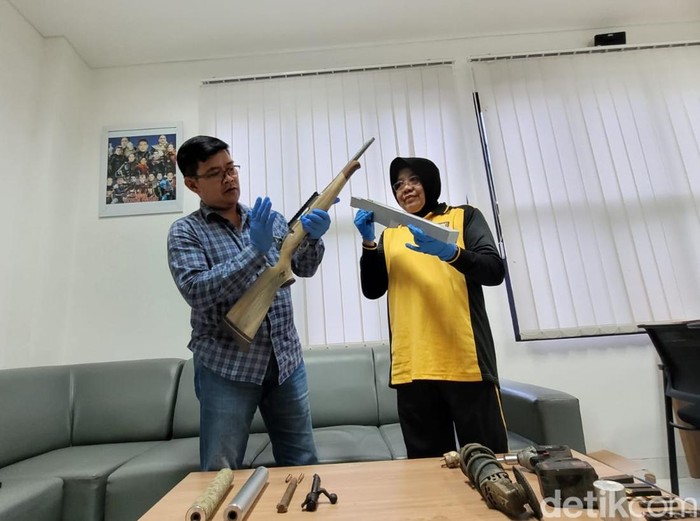 Barang bukti senjata api rakitan beserta peralatan mesin bubut yang diamankan Polresta Banyumas, Jumat (4/7/2025).