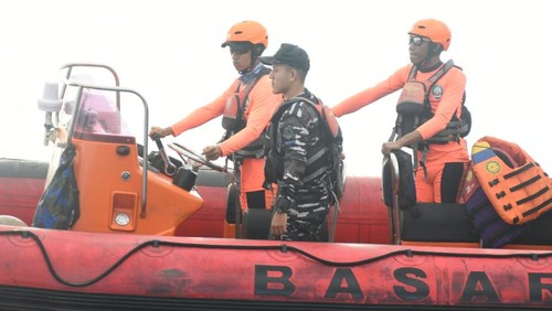 Proses pencarian korban kapal tenggelam di Gilimanuk, Jumat (4/7/2025).