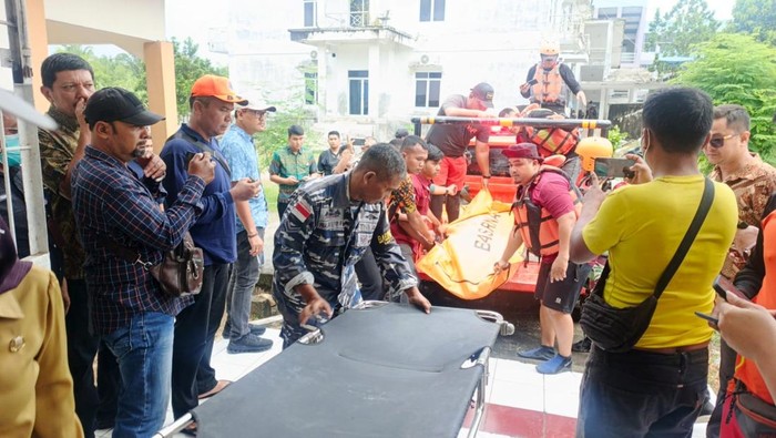 Basarnas saat mengevakuasi jasad korban M Safari Siregar, warga yang hanyut bersama Staf Pidsus Kejari Simalungun. (Dok. Basarnas Medan)