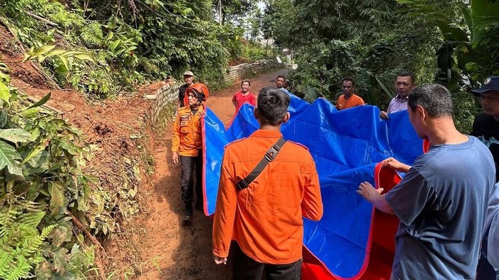 Bencana tanah longsor terjadi di wilayah Desa Kembang Kuning, Klapanunggal, Bogor, Jawa Barat. (Dok istimewa).