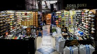 Penjual sepatu terlihat menunggu calon pembeli di Sentra Sepatu Taman Puring, Jakarta, Jumat (4/7/2025). Suasana pasar mulai dipadati pengunjung jelang tahun ajaran baru. ANTARA FOTO/Muhammad Adimaja
