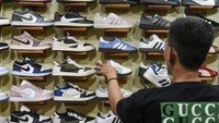 Beragam merek sepatu ternama dengan kualitas premium dijual di kawasan tersebut. Harga yang ditawarkan bervariasi sesuai merek dan kualitas produk. ANTARA FOTO/Muhammad Adimaja 