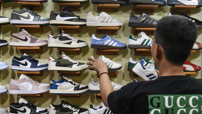 Berburu Sepatu Sekolah di Sentra Taman Puring Pembeli memilih aneka sepatu di pasar Sentra Sepatu Taman Puring, Jakarta, Jumat (4/7/2025). Sentra sepatu yang menjual aneka ragam merek ternama dengan kualitas premuim tersebut menjadi salah satu tempat alternatif di Jakarta untuk membeli sepatu jelang tahun ajaran baru. ANTARA FOTO/Muhammad Adimaja/foc.