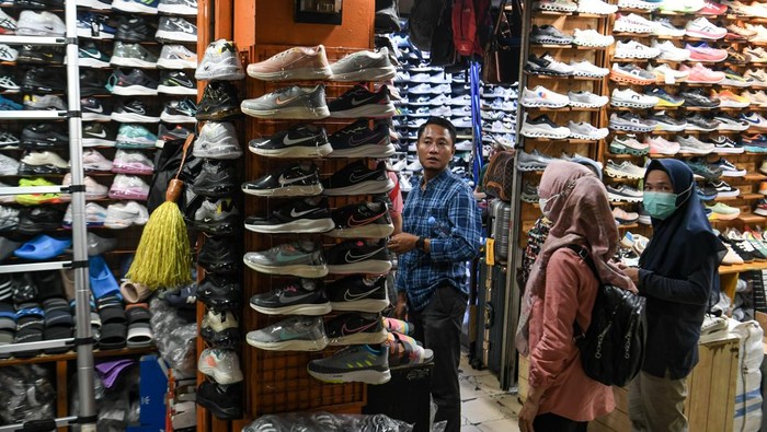Berburu Sepatu Sekolah di Sentra Taman Puring Pembeli memilih aneka sepatu di pasar Sentra Sepatu Taman Puring, Jakarta, Jumat (4/7/2025). Sentra sepatu yang menjual aneka ragam merek ternama dengan kualitas premuim tersebut menjadi salah satu tempat alternatif di Jakarta untuk membeli sepatu jelang tahun ajaran baru. ANTARA FOTO/Muhammad Adimaja/foc.