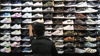Sentra Sepatu Taman Puring dikenal sebagai tempat alternatif bagi warga Jakarta untuk membeli sepatu. Pilihan model dan ukuran yang lengkap menjadi daya tarik tersendiri. ANTARA FOTO/Muhammad Adimaja