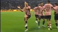 Saking viralnya, aksinya ditiru oleh pemain klub sepak bola dunia. PSG membuat video para pemain mereka menirukan gerakan sang bocah penari, sedangkan AC Milan mengunggah video maskot mereka yang ikut menirukan tarian tersebut. (Dok. Tiktok/PSG)
