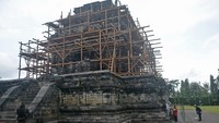 Pekerja memasang perancah saat pemugaran Candi Mendut di Mendut, Mungkid, Magelang, Jawa Tengah, Jumat (4/7/2025). ANTARA FOTO/Anis Efizudin
