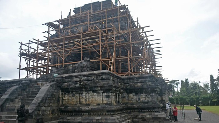 Bocor, Candi Mendut Magelang Mulai Dipugar Pekerja memasang perancah saat pemugaran Candi Mendut di Mendut, Mungkid, Magelang, Jawa Tengah, Jumat (4/7/2025). Balai Pelestarian Kebudayaan (BPK) Wilayah X melakukan pemugaran Candi Mendut karena adanya kebocoran air masuk bangunan candi. ANTARA FOTO/Anis Efizudin