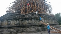 Pemugaran mencakup perbaikan atap, penyegelan celah-celah batu, serta penguatan struktur agar Candi Mendut tetap terjaga sebagai salah satu warisan budaya penting di Magelang. ANTARA FOTO/Anis Efizudin