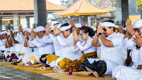 Bupati Badung Wayan Adi Arnawa saat melasti Ida Batara Pura Lingga Bhuwana ke Segara Batu Bolong Canggu Kuta Utara, Jumat (4/7/2025).