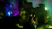 Warga berswafoto di dekat instalasi seni cahaya di Taman Arkeologi Leang-leang, Kabupaten Maros, Sulawesi Selatan, Jumat (4/7/2025). Foto: ANTARA FOTO/Hasrul Said