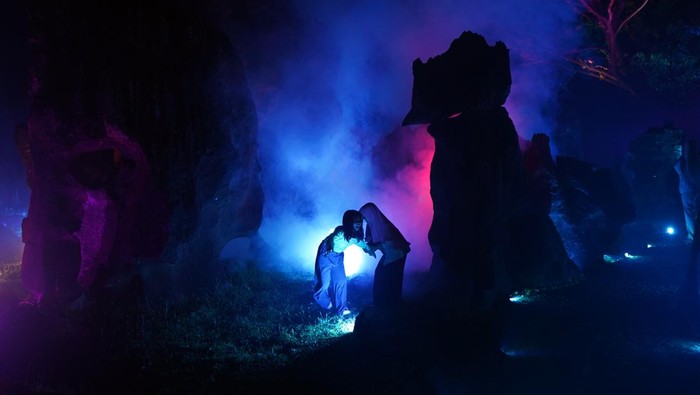 Cahaya Purba di Leang-Leang, Festival Seni yang Hidupkan Warisan Sejarah Warga mengamati instalasi seni cahaya di Taman Arkeologi Leang-leang, Kabupaten Maros, Sulawesi Selatan, Jumat (4/7/2025). Instalasi seni cahaya tersebut merupakan salah satu dari rangkaian Festival Budaya Gau Maraja Leang-leang yang menjadi medium kreatif untuk memperkenalkan jejak kehidupan manusia purba serta keindahan alam karst kepada publik secara atraktifΒ danΒ edukatif. ANTARA FOTO/Hasrul Said/nym.