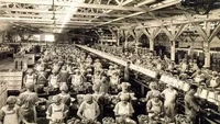 Suasana bagian dalam pabrik Del Monte di Fruitvale pada 1920-an. Pekerja perempuan mengerjakan proses pengalengan, sementara yang pria bertugas memperbaiki mesin. Foto: Archive Del Monte