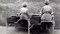 Dua karyawan perempuan memangkas buah di pabrik Del Monte, sekitar tahun 1920. Perempuan memainkan peran besar dalam lini produksi Del Monte sejak awal. Foto: Archive Del Monte