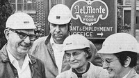 Potret salah satu karyawan veteran Del Monte, Nyonya Claude Ingraham, menerima penghargaan dari perusahaan Del Monte pada 1973. Foto: Archive Del Monte