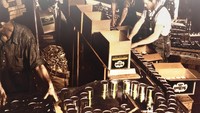Pada tahun 1970an, terlihat lebih banyak karyawan pria yang bekerja di pabrik Del Monte. Foto: Archive Del Monte