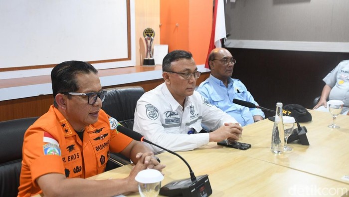 Deputi Operasi SAR dan Kesiapsiagaan Basarnas, Laksamana Muda TNI Ribut Eko Suyatno saat Konferensi Pers Jumat malam.