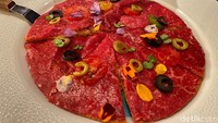 Menu andalan AB Wagyu Pizza tetap jadi favorit tamu. Pizza ini disajikan dengan topping daging wagyu yang juicy di atas adonan renyah. Foto: detikFood/Sonia Basoni