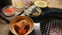 Hidangan wagyu disajikan dengan menu banchan atau pelengkap, seperti Truffle Mashed Potato hingga kimchi. Foto: detikFood/Sonia Basoni