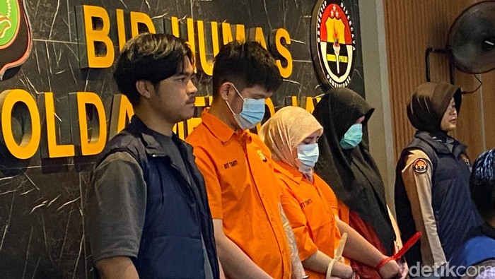Ditres Siber Polda Metro Jaya membongkar sindikat penipuan bermodus love scamming yang membuat korban merugi Rp 423 juta. Tiga orang tersangka sudah ditangkap. (Wildan N/detikcom)