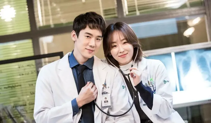 Yoo Yeon Seok (kiri) dan Seo Hyun Jin (kanan) dalam drama Korea Dr. Romantic (2016).