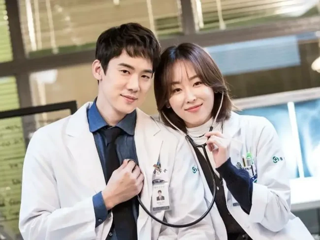 Yoo Yeon Seok (kiri) dan Seo Hyun Jin (kanan) dalam drama Korea Dr. Romantic (2016).