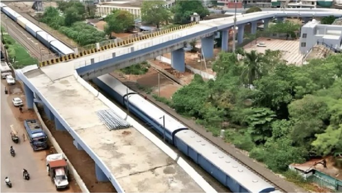 Jembatan layang dengan tikungan 90 derajat, yang dibangun di daerah Ashbagh, India, dikritik warga.