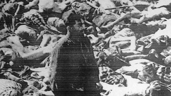 Foto ini Lukisan memper;ihatkan Dr. Fritz, yang berdiri di tengah kuburan massal di kamp Konsentrasi Bergen – Belsen. Tugas utama Dokter ini adalah mengirim para tahanan ini ke kamar gas untuk dibunuh kemudian. Foto: 121clikcs