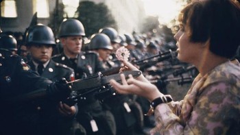 Diambil oleh Marc Riboud. Foto ini diambil saat seorang wanita melakukan protes selama perang Vietnam. Foto ini tanpa ragu menjadi gambar dan simbol Gerakan Flower Power. Foto: 121clikcs