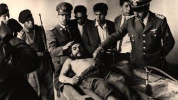 Diambil oleh Freddy Alborta. Sosok revolusioner “Che” Guevera. Gambar ini sangat mirip dengan gambar Yesus di kayu salib. Gambar ini juga membuat orang-orang mengadopsi slogan “Che Lives” Foto: 121clikcs