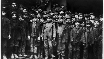 Diambil oleh Lewis W. Hine, seorang fotografer Amerika. Foto ini menunjukkan kondisi pekerja anak dan kehidupan keras orang-orang di tambang batu bara yang terletak di selatan Pittson, Pennsylvania. Foto: 121clikcs