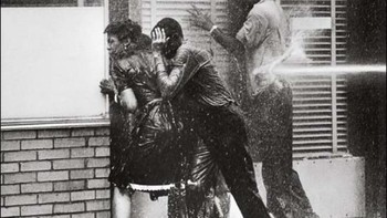 Diambil oleh Charles Moore. Gambar ini merupakan hasil pertengkaran para pemuda ini dengan para petugas. Itu terjadi pada salah satu Gambar di masa pemerintahan Martin Luther King Jr. Foto: 121clikcs